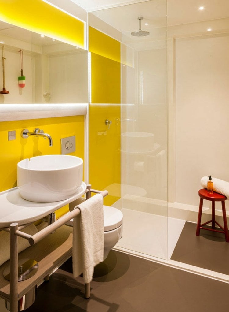 gelb-badezimmer-braun-regenduschkopf-hocker-licht-indirekt
