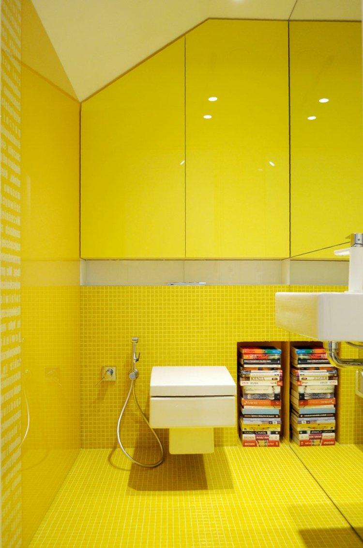 gelb-badezimmer-dachschraege-idee-schraenke-hochglanz-mosaik