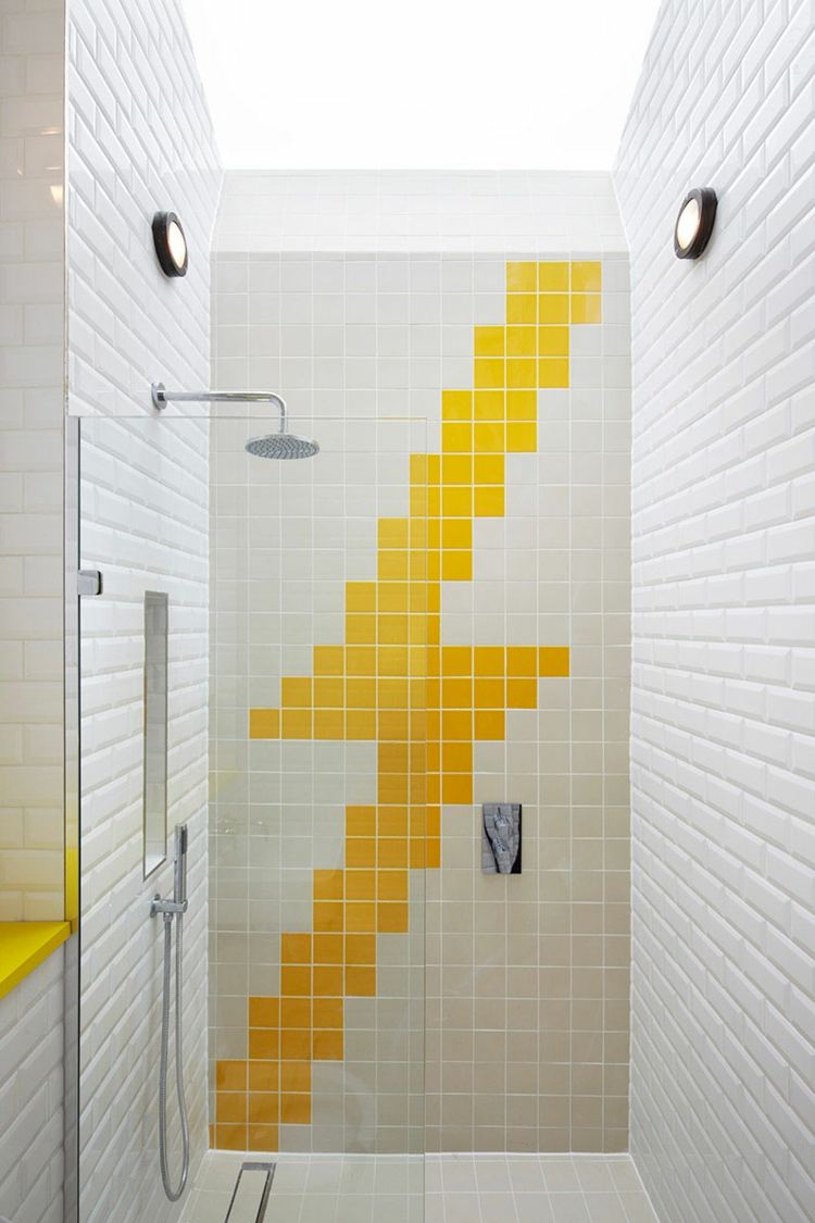 gelb-badezimmer-fliesen-kleinformat-blitz-motiv-dusche