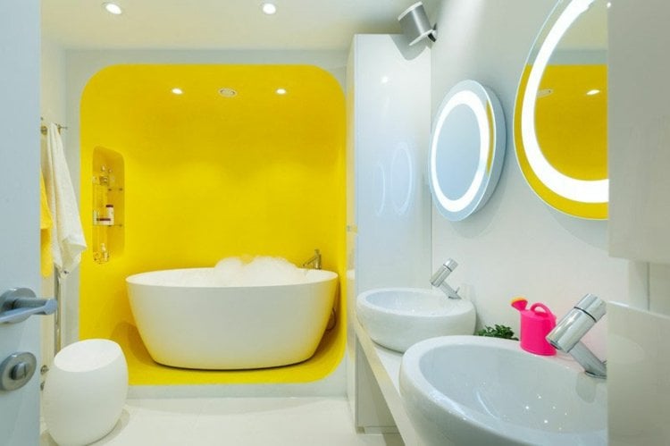 gelb-badezimmer-futuristisch-rund-spiegel-led-deckenleuchten