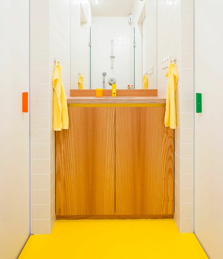 gelb-badezimmer-holzschrank-schmal-handtuecher-spiegel-idee