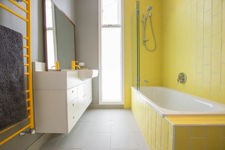 gelb-badezimmer-minimalistisch-waschschrank-schmal-fenster-badewanne-dusche