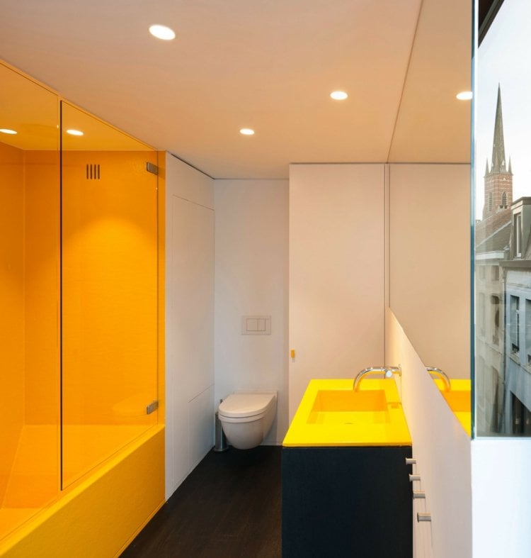 gelb-badezimmer-nasszelle-waschbecken-schwarz-fussboden-wandnische