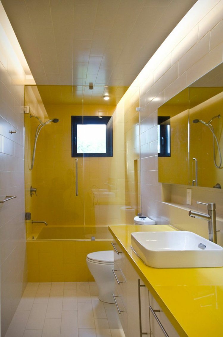 gelb-badezimmer-schmal-raumgestaltung-glaswand-spiegel-indirekte-beleuchtung