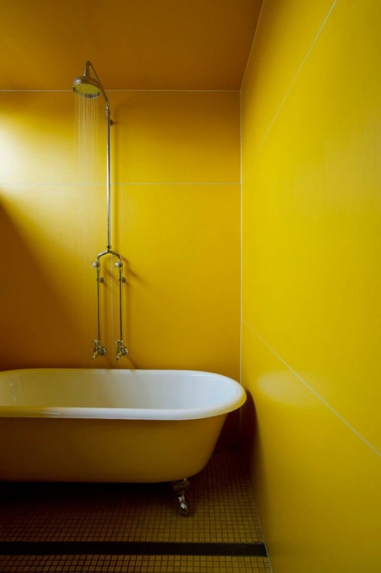 gelb-badezimmer-wandfarbe-idee-wanne-retro