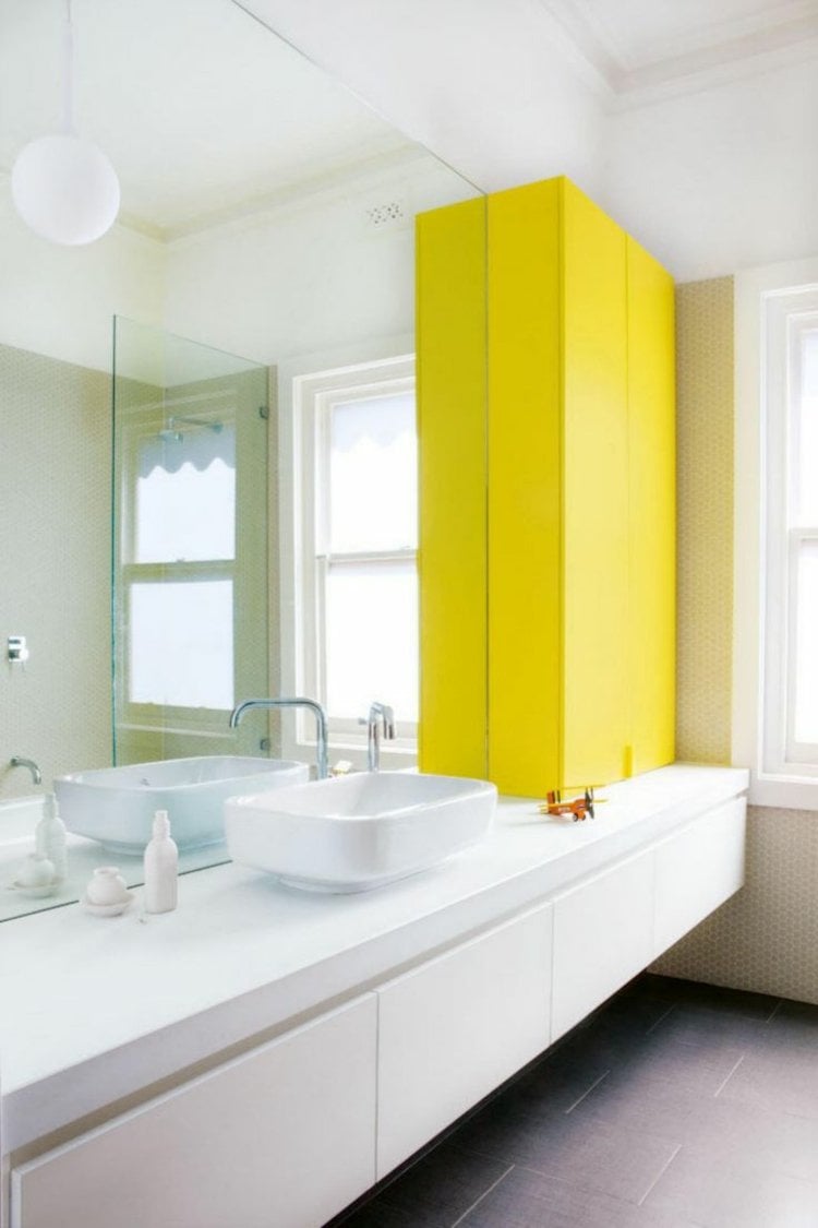 gelb-im-badezimmer-akzent-schrank-weiss-einrichtung-spiegel