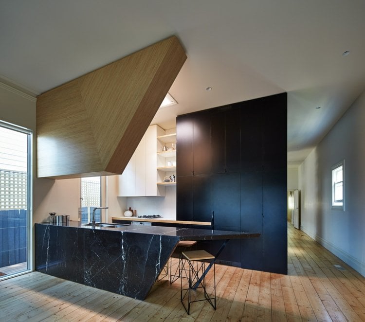 Holz Terrassenüberdachung -küche-arbeitsplatte-schwarz-barhocker-holz