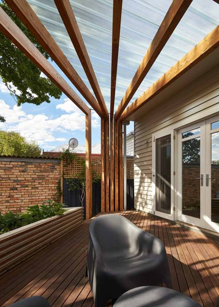 Holz Terrassenüberdachung -terrasse-holzboden-schwarz-stuhl