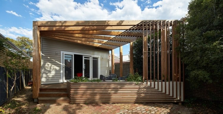 Holz Terrassenüberdachung -fassade-terrasse-treppe-garten-gruen-pflanzen