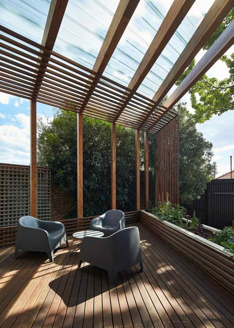 Holz Terrassenüberdachung -terrasse-holzboden-schwarz-sessel-rund-beistelltisch