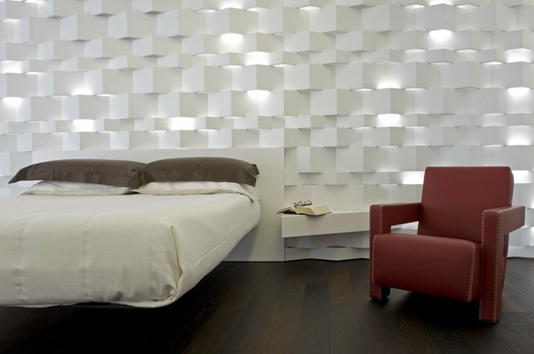 indirekte-beleuchtung-schlafzimmer-rot-sessel-geometrisch-relief-wand