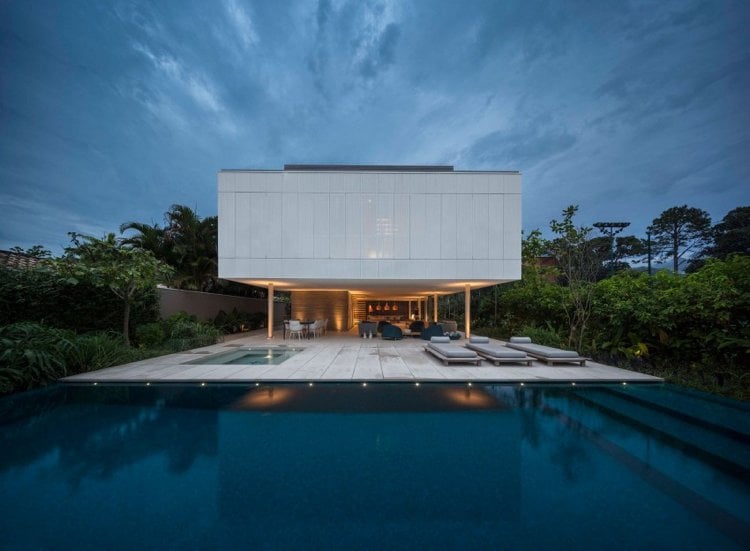 infinity-pool-terrasse-garten-moderne-volla-brasilien-palmen