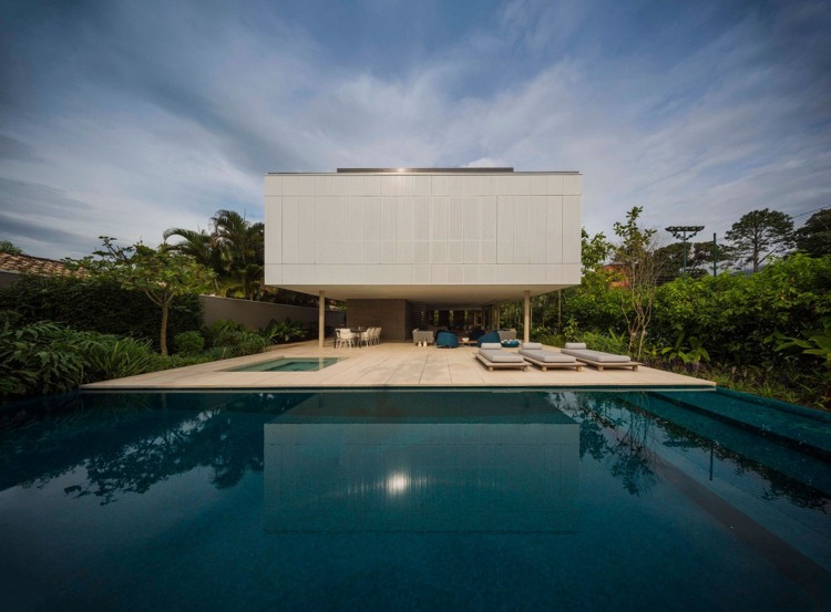 Infinity Pool exotisch-moderne-villa-brasilien-garten-palmen