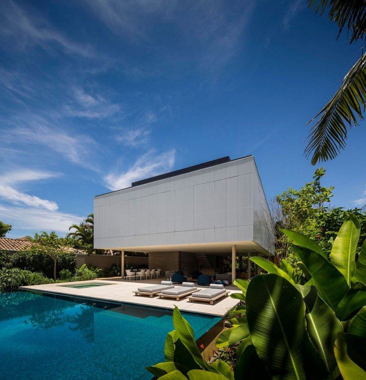 Infinity Pool -moderne-villa-brasilien-exotisch-palmen-garten
