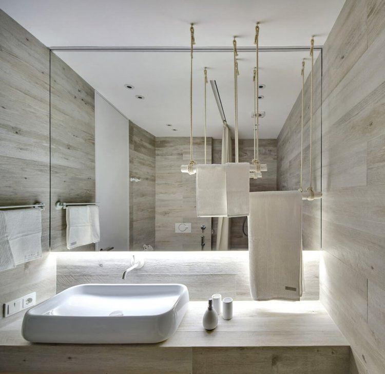 kies-akzentwand-weiss-badezimmer-steinfliesen-beige-indirekte-beleuchtung-spiegel