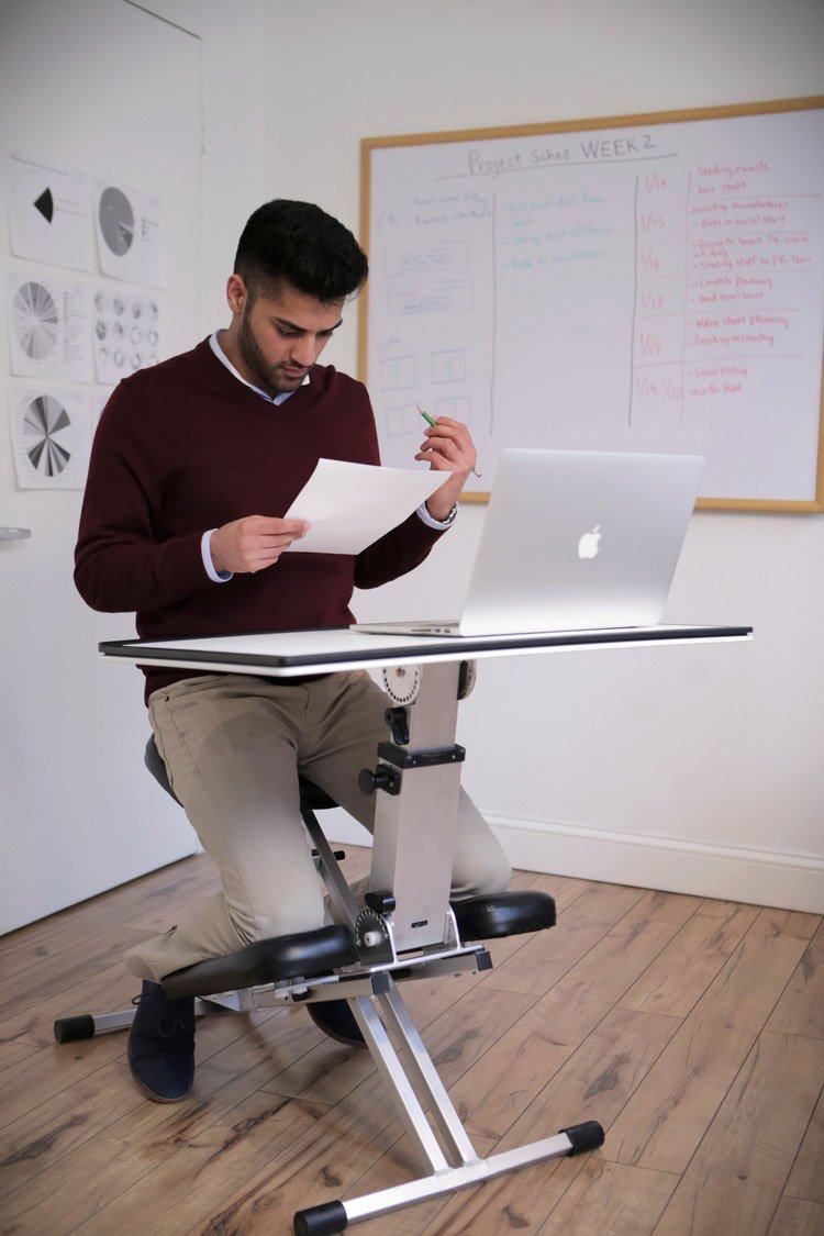 Kniestuhl mit Schreibtisch arbeitstisch-orthopaedisch-ergonomisch-metall