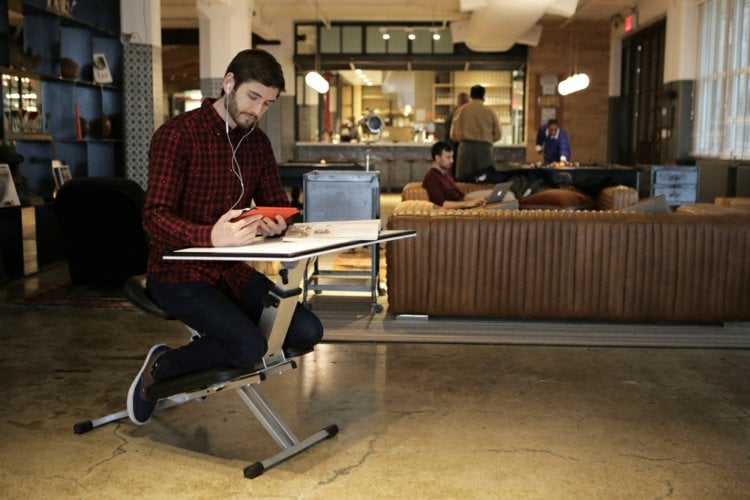 Kniestuhl mit Schreibtisch -metallgestell-grau-arbeiten-lesen