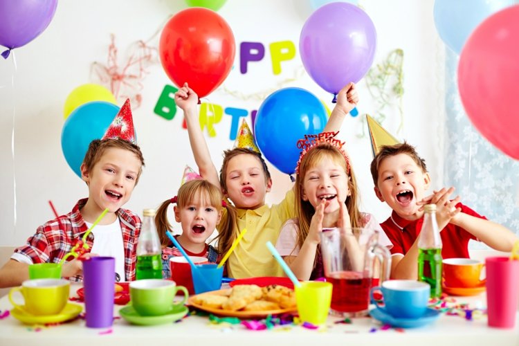Kuchen für Kindergeburtstag kinderparty-tich-deko-kinder-balonen