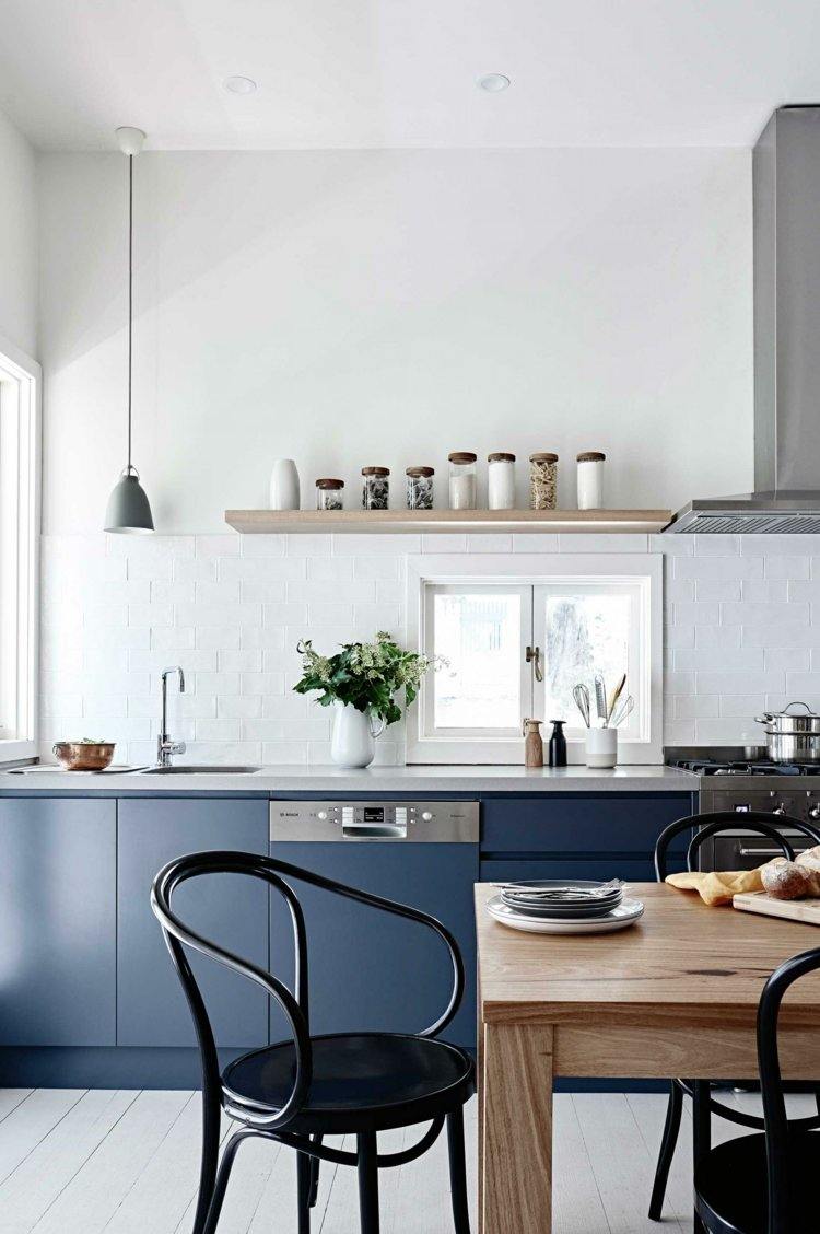 küchen gestaltung dunkelblau-nordisch-stil-schlicht-essbereich-schwarz-stuehle