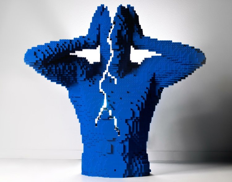 kunst-aus-lego-blau-farbe-oberkoerper-skulptur-auseinanderreissen