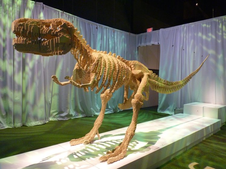 kunst-aus-lego-dinosaurier-t-rex-skelett-bauen
