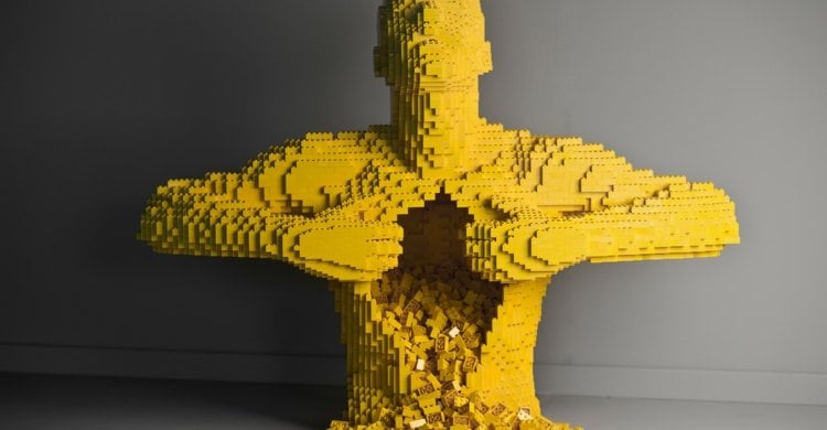kunst aus lego mann-figur-gelb-bausteine-brust-aufreissen