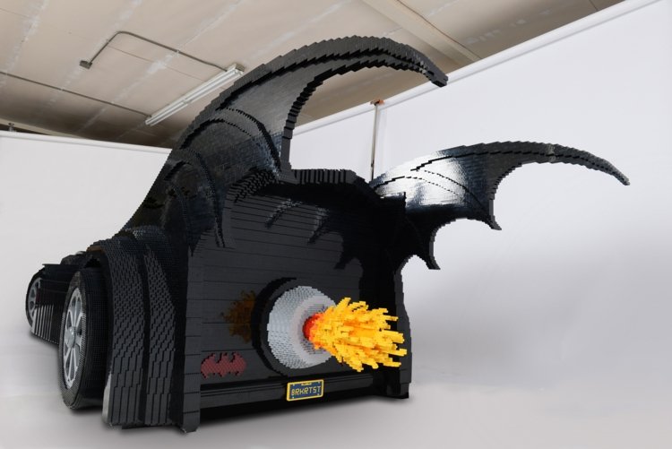 kunst-lego-batmobil-heck-auspuff-aufwaendig-projekt