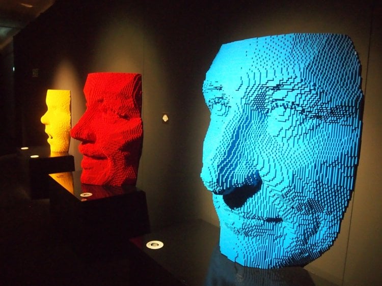 kunst-lego-details-masken-gesichter-hellblau