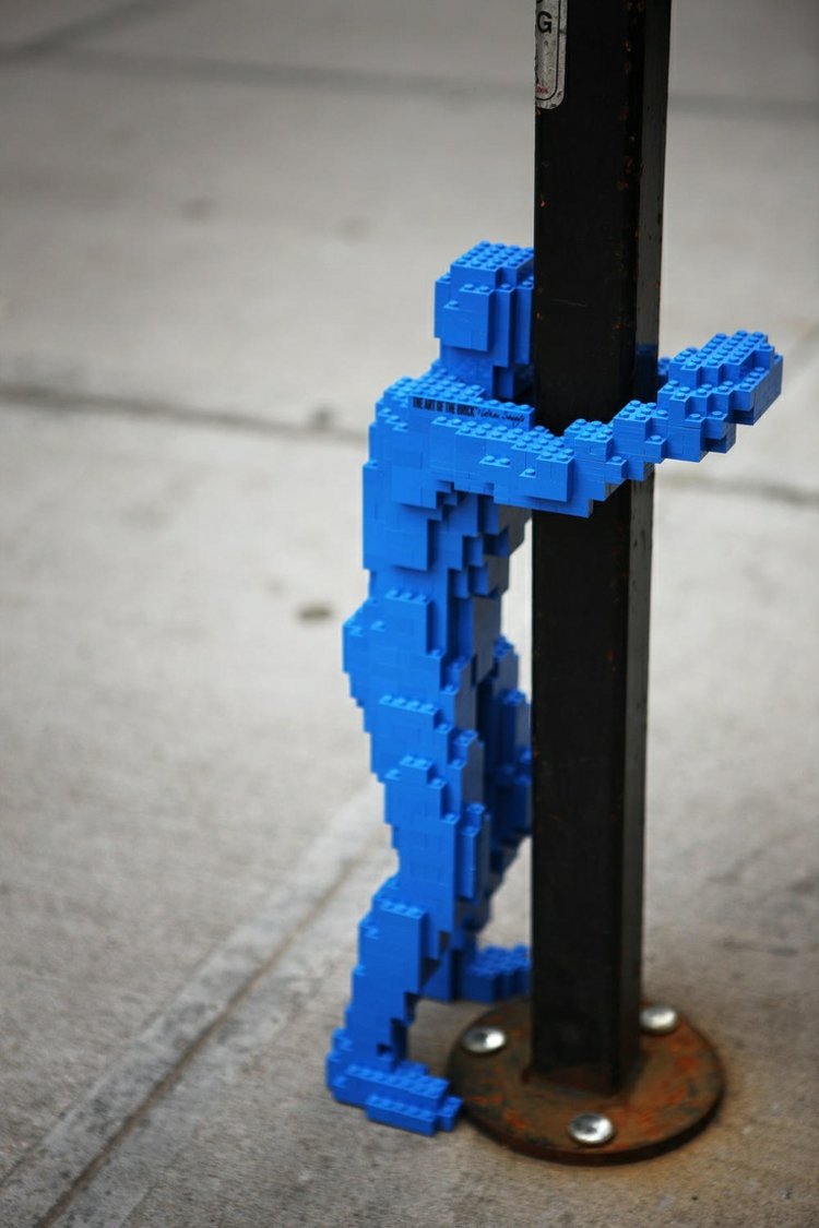 kunst-lego-hugman-blau-figur-mann-kunstvoll