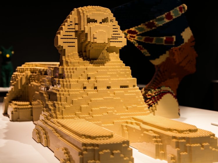 kunst-lego-sphinx-aegypten-sehenswuerdigkeit-gelb