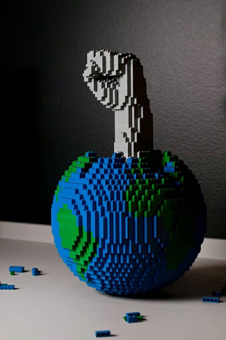kunst-lego-welt-globus-faust-kaempfen-blau-gruen