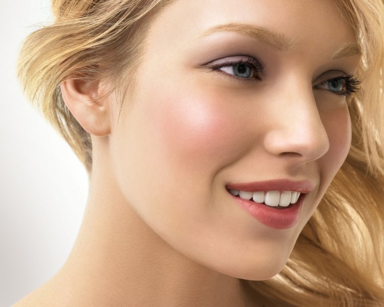 leichtes make-up tipps-schminke-rouge-wangen-lippenstift