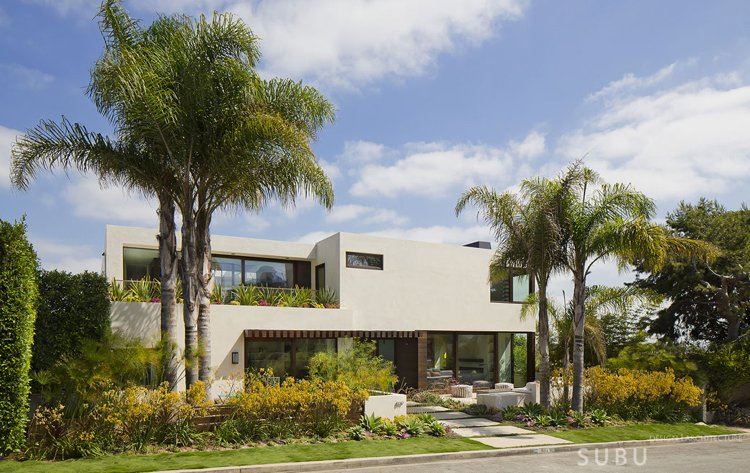 luxus-strandhaus-kalifornien-moderne-architektur-palmen-flachdach