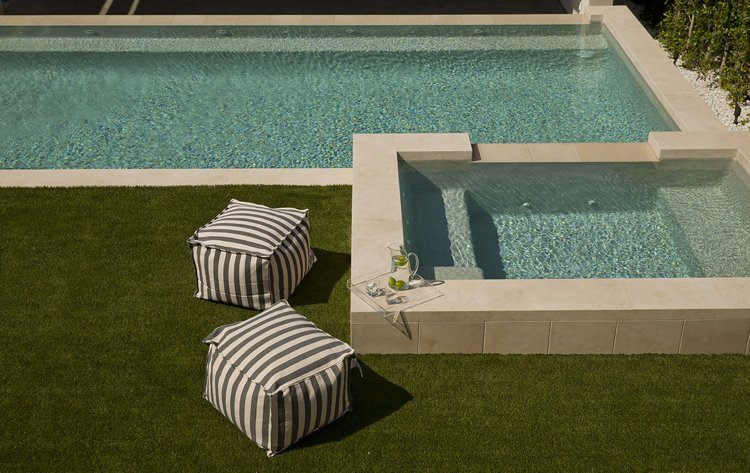 luxus-strandhaus-pool-lounge-rasen-poufs-modern