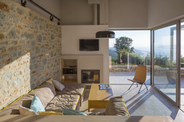 mediterrane wand aus stein akzent-wohnzimmer-sitzbereich-sofa-beige