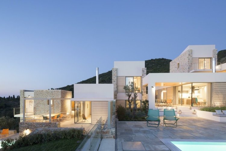 mediterrane-wand-aus-stein-beleuchtung-attraktiv-poolbereich-villa-design
