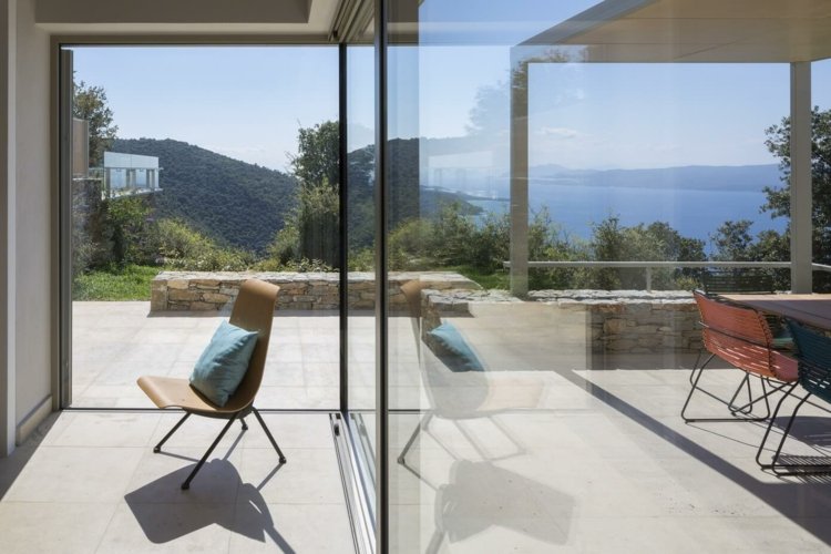 mediterrane-wand-stein-glaswand-idee-stuhl-modern-stil-terrasse