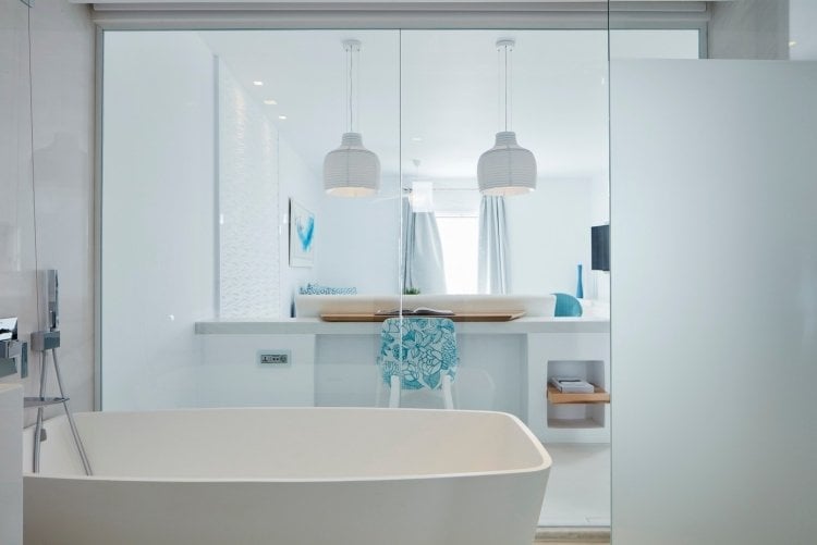 mediterranes-wohnen-modern-luxus-badezimmer-glaswand-weiss-badewanne