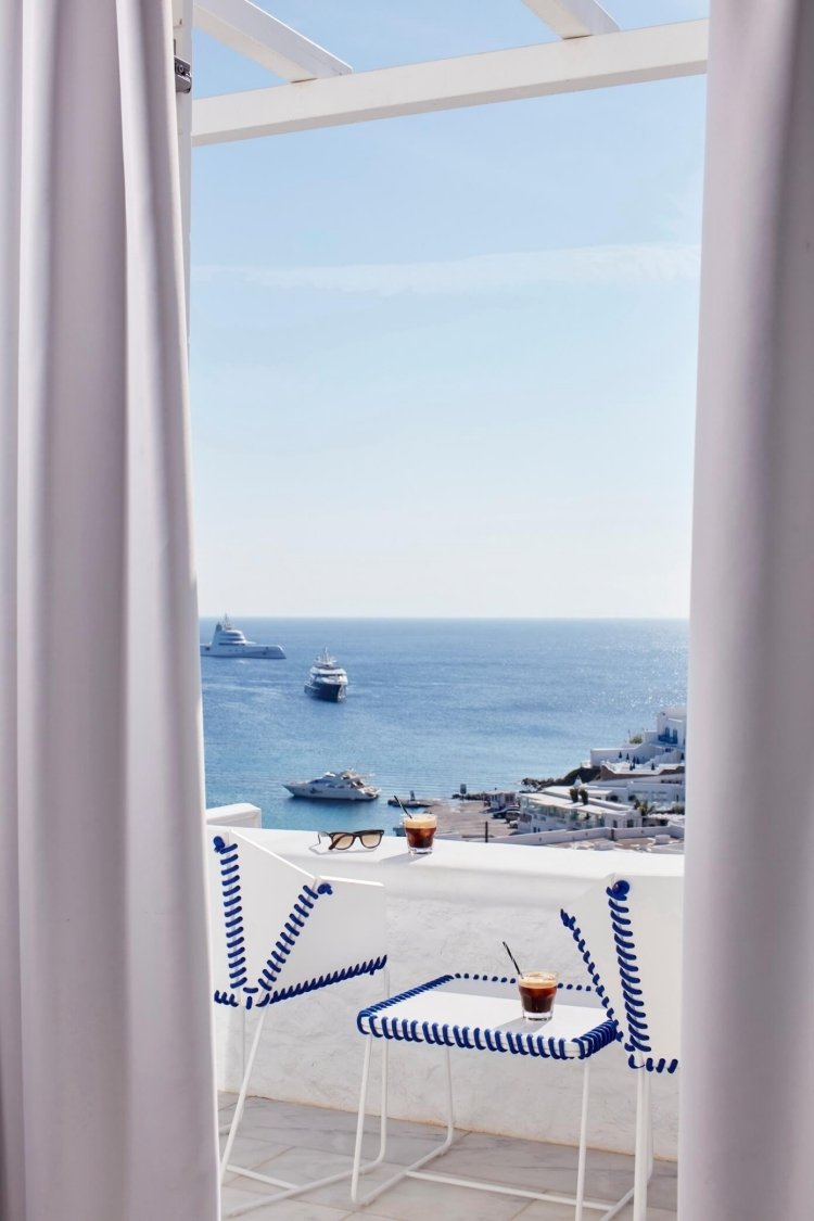 mediterranes-wohnen-modern-luxus-balkon-etrrasse-weiss-blaumeer blick