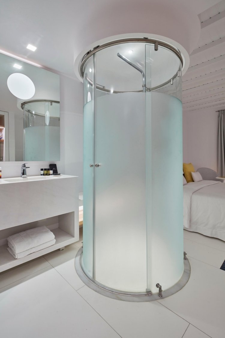 mediterranes-wohnen-modern-luxus-duschkabine-glas-rund-integriert-raum
