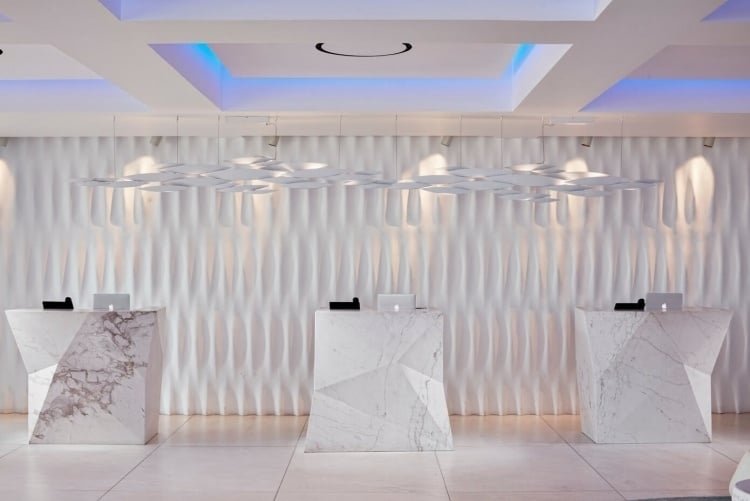 mediterranes-wohnen-modern-luxus-hotel-rezeption-marmor-weiss-minimalistisch