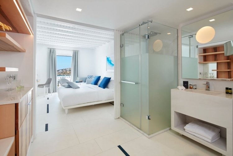 mediterranes-wohnen-modern-luxus-hotelzimmer-dusche-glaswand-schlafzimmer