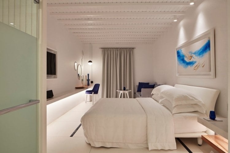 mediterranes-wohnen-modern-luxus-hotelzimmer-schlafzimmer-design-indirekte-beleuchtung