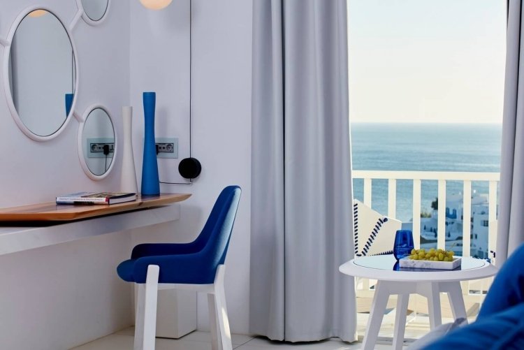 mediterranes-wohnen-modern-luxus-hotelzimmer-schminkkommode-weiss-blau-ausblick