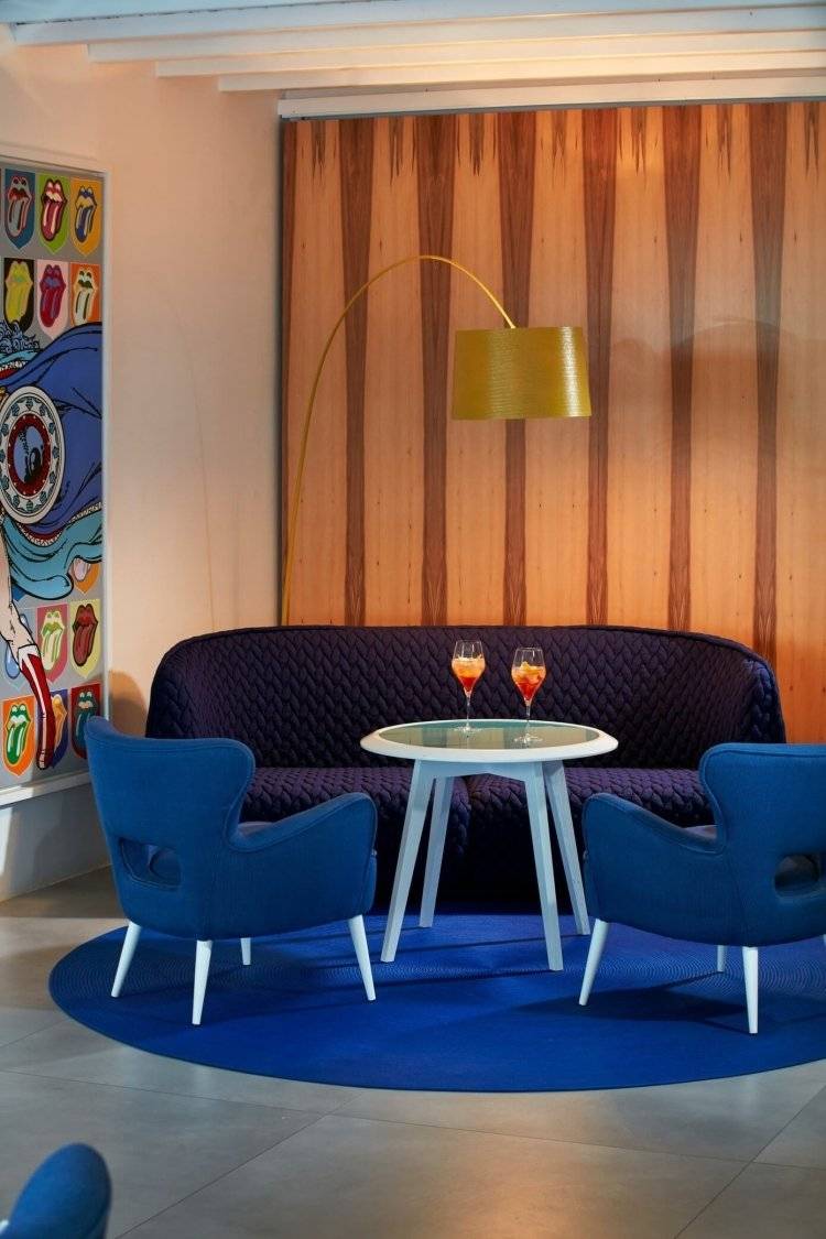 mediterranes-wohnen-modern-luxus-lobby-sofa-stuehle-polster-blau