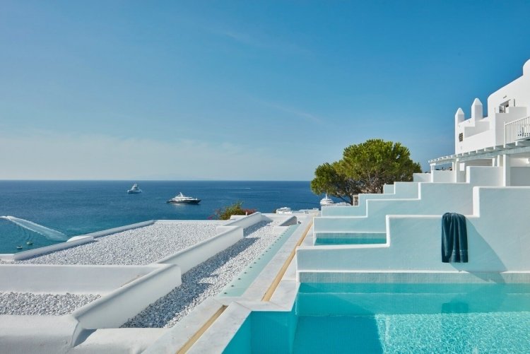 mediterranes-wohnen-modern-luxus-meer-terrasse-ausblick-weiss-blau