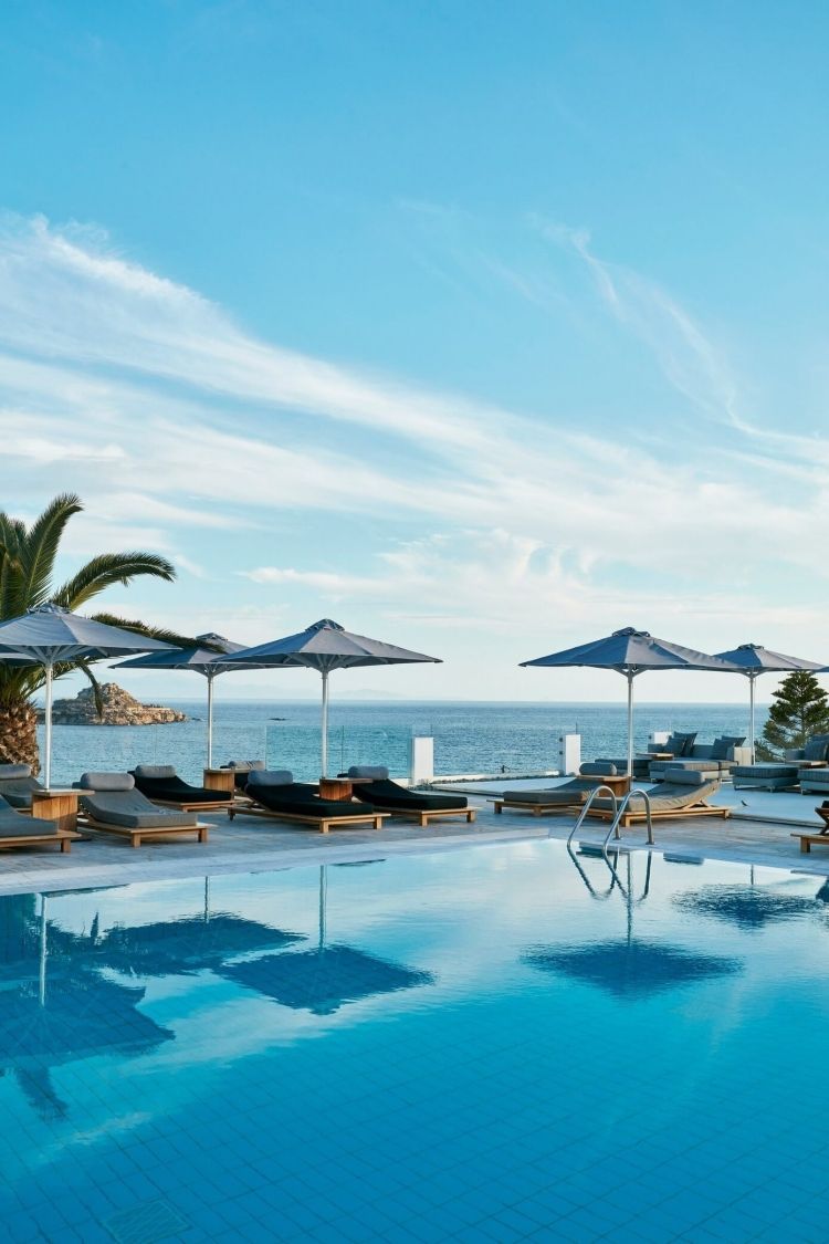mediterranes-wohnen-modern-luxus-pool-hotel-meer-blick-schoenes-wetter