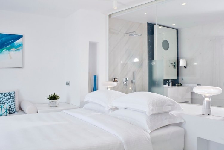 mediterranes-wohnen-modern-luxus-schlafzimmer-bad-glaswand-deign-interior