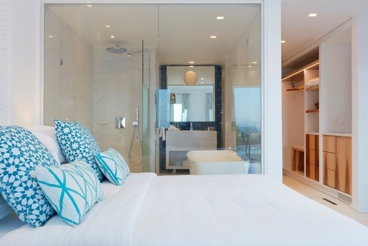mediterranes-wohnen-modern-luxus-schlafzimmer-glaswand-bad-integriert