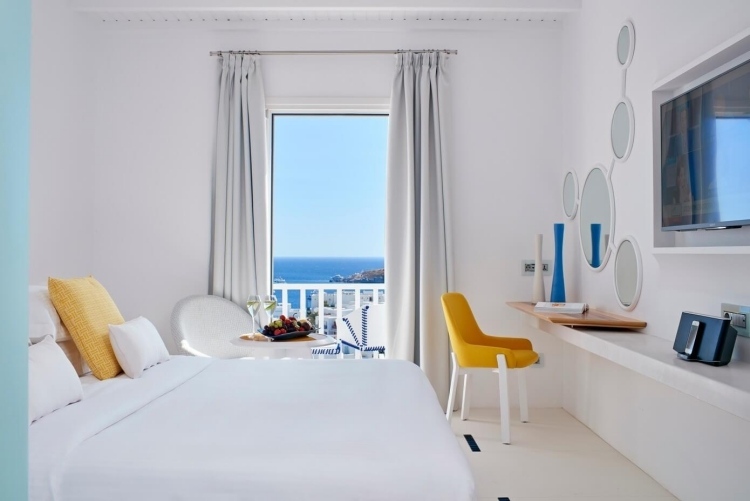 mediterranes-wohnen-modern-luxus-schlafzimmer-weiss-minimalistisch-gelb
